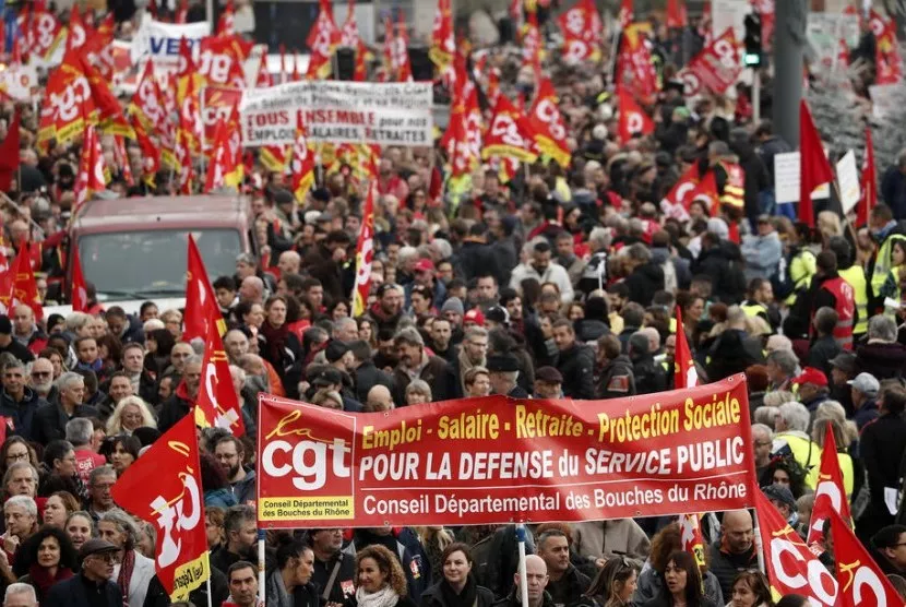 Pekerja Prancis Pilih Hentikan Produksi di Kilang Lavera