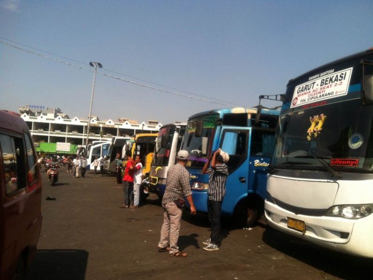 Belasan Ribu Pemudik Kembali ke Bekasi Gunakan Transportasi Massal