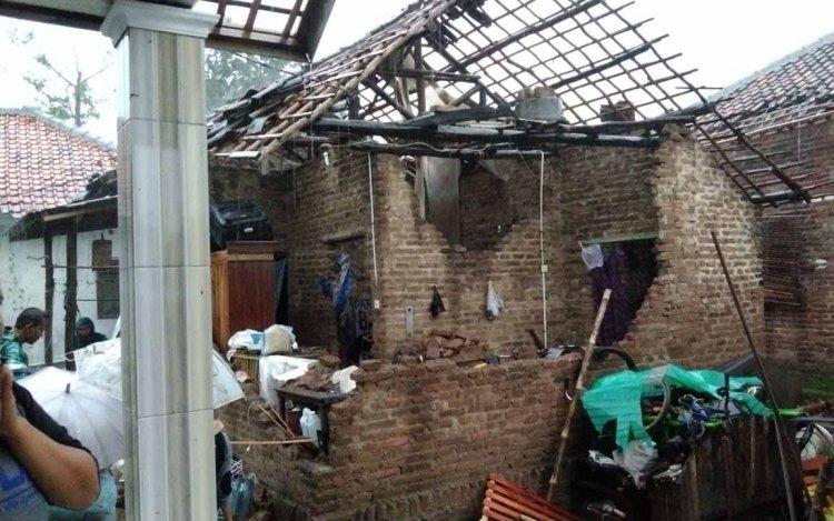 Tiga Menit Angin Puting Beliung Terjang Desa Slangit, Ratusan Rumah Rusak Parah