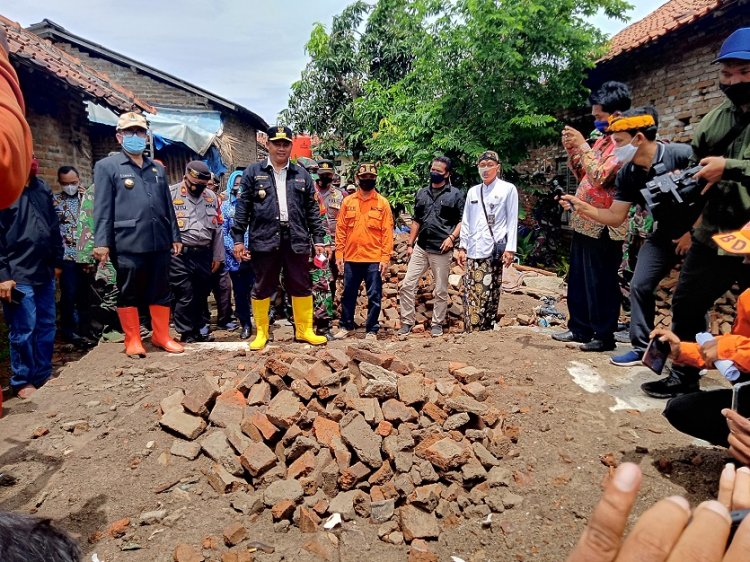 Wagub Uu Apresiasi Penanganan Bencana Puting Beliung di Desa Slangit