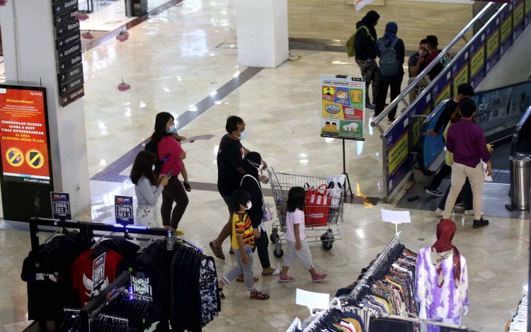Foto: Penerapan Pengetatan Pembatasan Pergerakan di Pusat Perbelanjaan