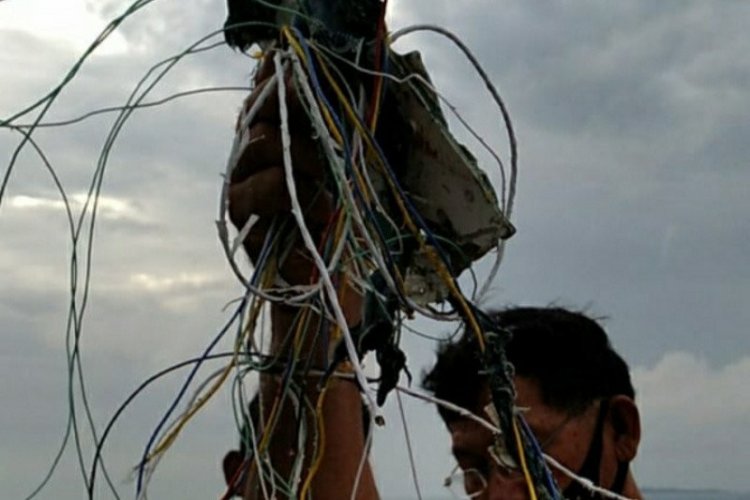 Kabel dan Serpihan Pesawat Ditemukan di Pulau Laki
