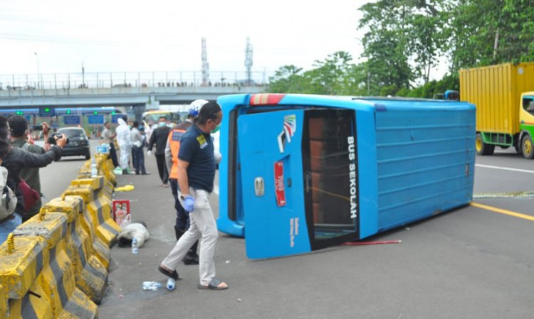 Inikah Penyebab Bus Pembawa Pasien Covid Bogor Terguling di Tol?