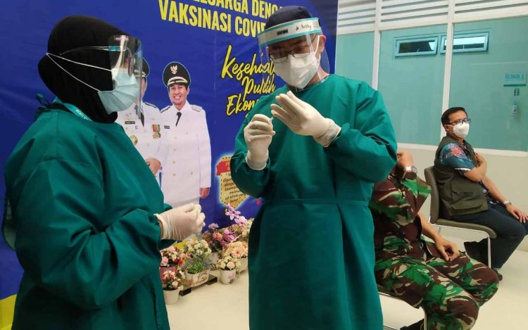 Penerima Vaksin Covid-19 di Kab Bandung, Danlanud Sulaiman Jadi Orang Pertama 