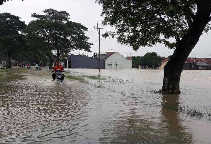 Banjir Cirebon Nyaris Lumpuhkan Jalur Arjawinangun- Panguragan