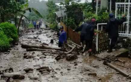 Banjir Bandang Gunung Mas, Warung Ambruk dan Puluhan Rumah Terendam Lumpur 