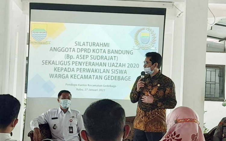 DPRD Kota Bandung Memberikan Ijazah untuk Siswa SMA/SMK