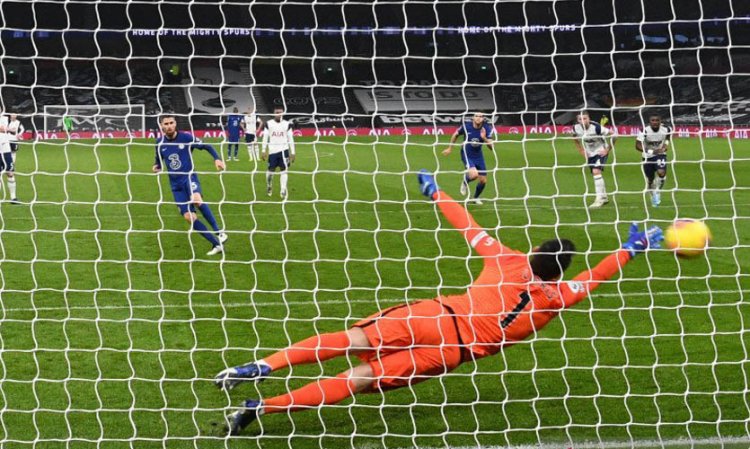 Kalah Lagi di Markas, Tottenham Dibungkam Chelsea melalui Penalti Jorginho