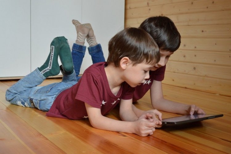 Tips Penting! Agar Anak Tak Kebablasan Main Internet