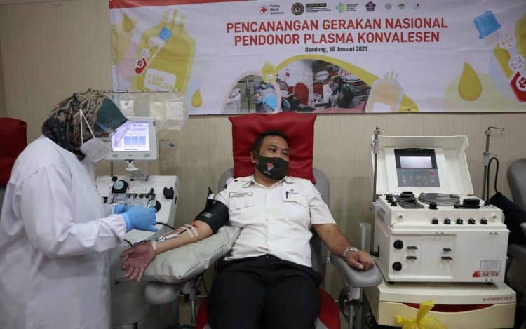 Dukung Gerakan BUMN, Karyawan Pindad Donor Plasma Konvalesen di PMI Kota Bandung