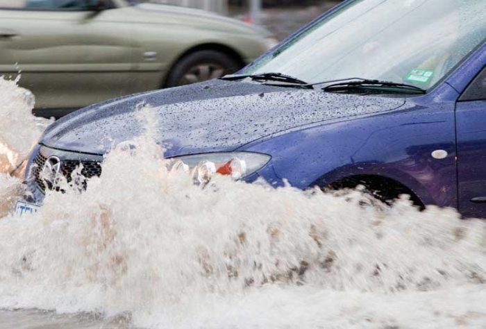 Tips Aman Mobil Matic Lewati Banjir