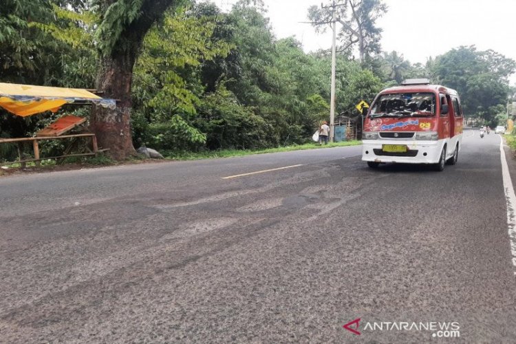 Jalan Nasional di Cianjur Banyak Lubang yang Sebabkan Kecelakaan Tunggal