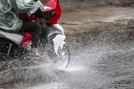 Tips Berkendara Sepeda Motor Aman di Musim Hujan