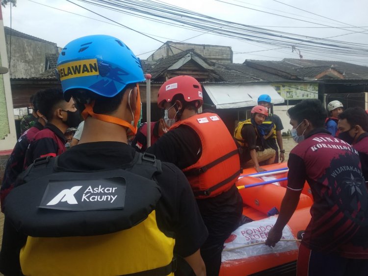 Relawan Askar Kauny Evakuasi Korban Banjir