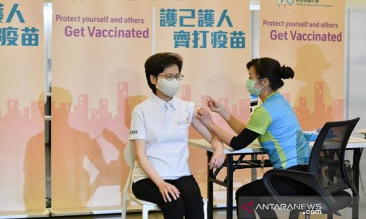 Pemimpin Hong Kong Serukan Warganya Datangi Pusat Vaksinasi Covid-19