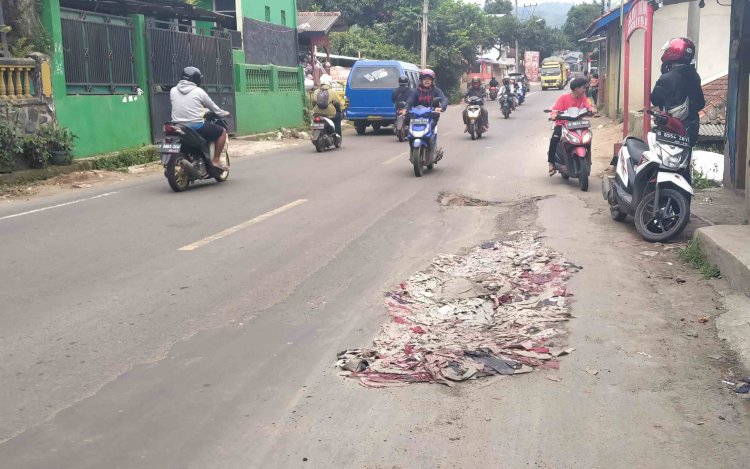 Jalan Rusak Akibat Galian Pipa di Jalan Raya Soreang-Ciwidey, Perumda Tirta Raharja Janji Perbaiki 