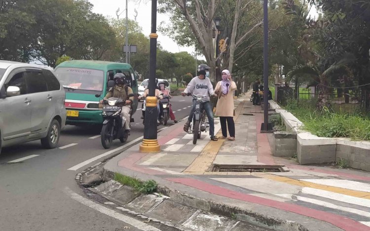 Warga Keluhkan Lubang Bak Kontrol di Trotoar Jalan Soreang