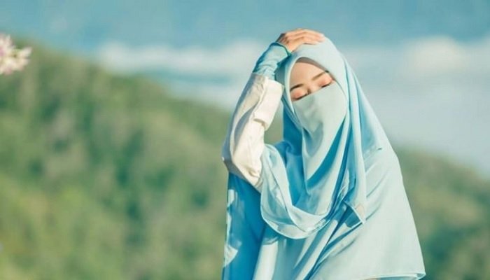Hukum Membuka Hijab di Hadapan Waria