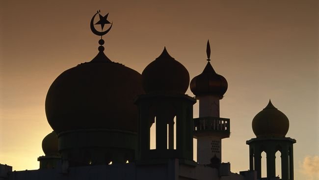 Nggak Sempat Mandi, Masuk Masjid Bau Keringat, Hukumnya?