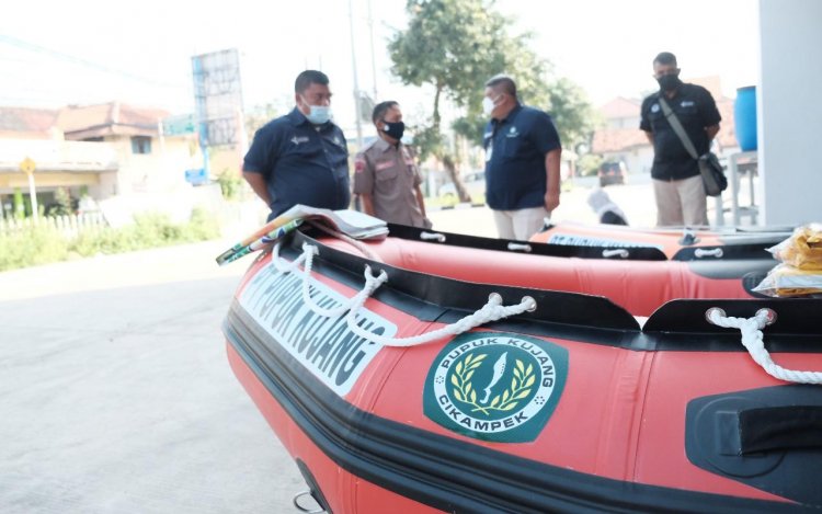 Bantu Korban Banjir, PKC Hibahkan 2 Perahu Karet 