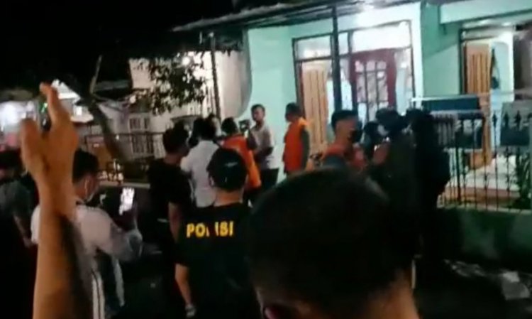Personel Densus 88 Gerebek Terduga Teroris di Banjaran Bandung