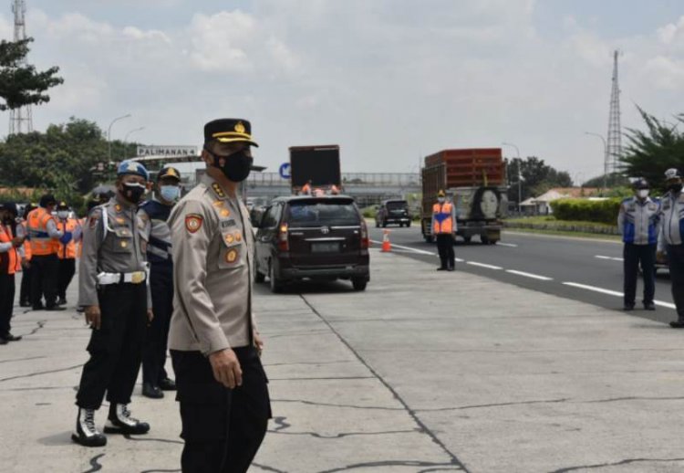 Kapolresta Cirebon Pimpin Penyekatan Kendaraan Besar di GT Palimanan 4