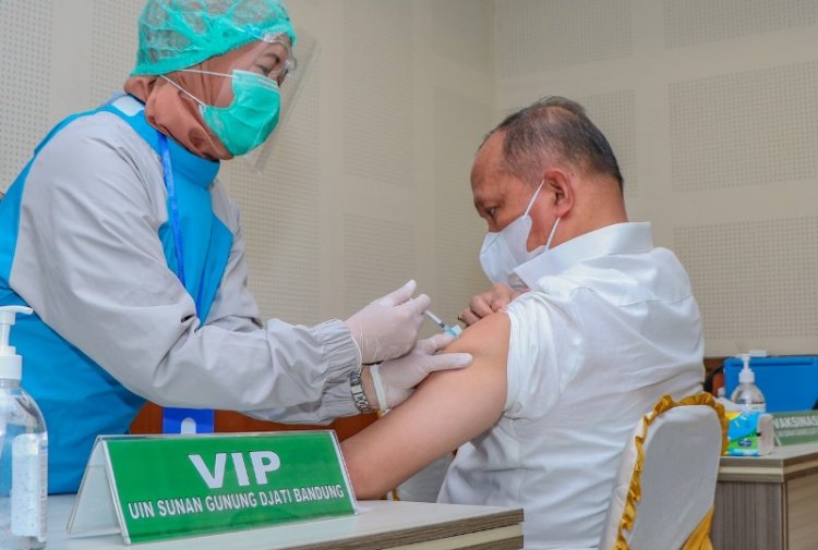 1.435 Dosen dan Pegawai UIN SGD Bandung Mengikuti Vaksinasi Covid-19 Tahap Pertama