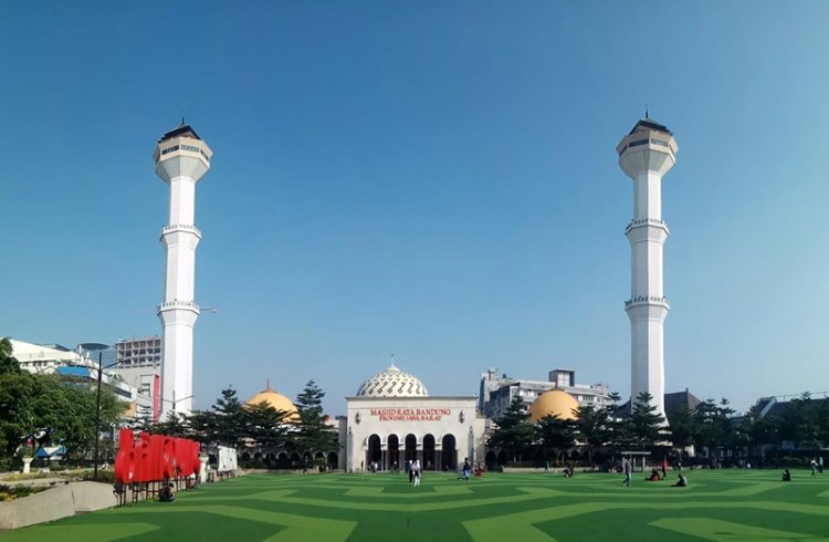Ramadan Kali Ini, Masjid Raya Bandung Selanggarakan Salat Tarawih