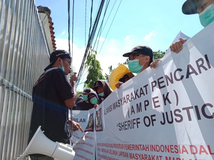 Ratusan Warga Demo di Depan Pengadilan Tinggi Jabar