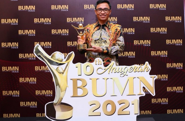 Dirut Pos Indonesia Raih CEO BUMN Terbaik Driving Transformation 2021