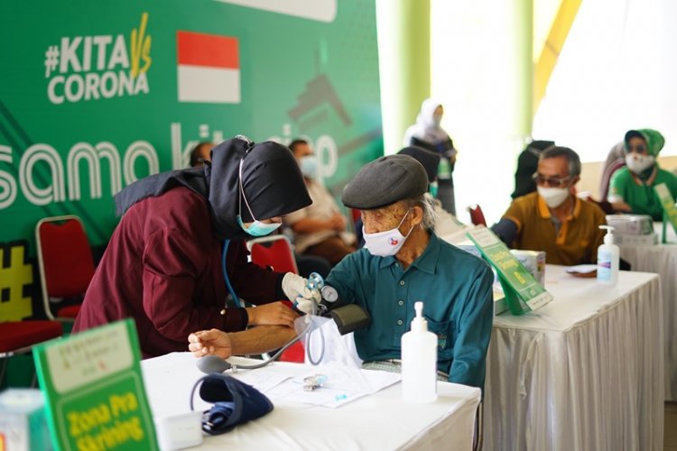 Pusat Vaksin Grab Lanjutkan Vaksinasi Dosis Kedua Lansia dan Pekerja Publik di Bandung