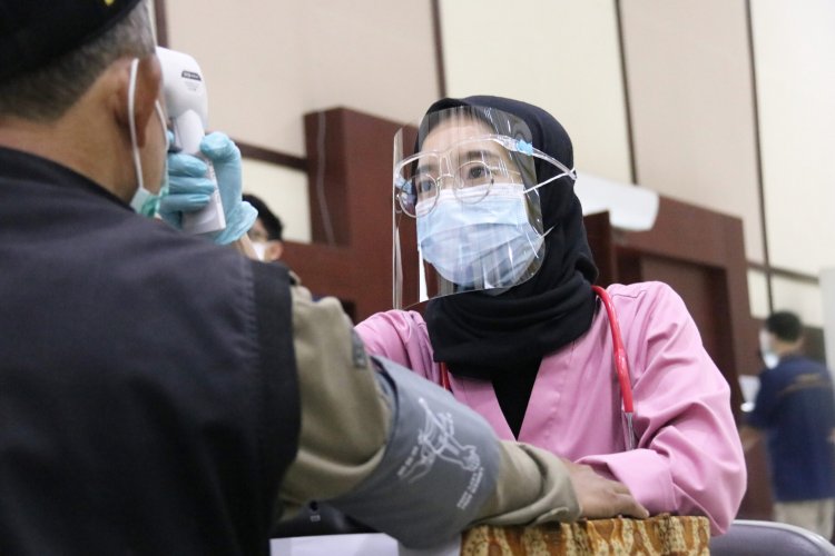 Itenas Bandung Gelar Vaksinasi Guru PAUD-SMA Mendukung Belajar Tatap Muka
