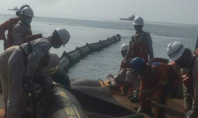 Warga dan PHE ONWJ Bersihkan Sisa Kebocoran Minyak di Pantai Karawang