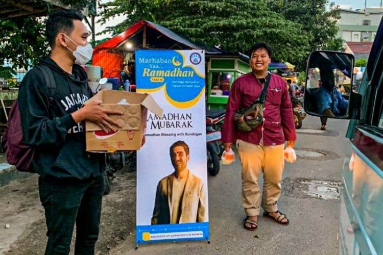 Suporter Manchester City Indonesia Berbagi 3.000 Paket Takjil