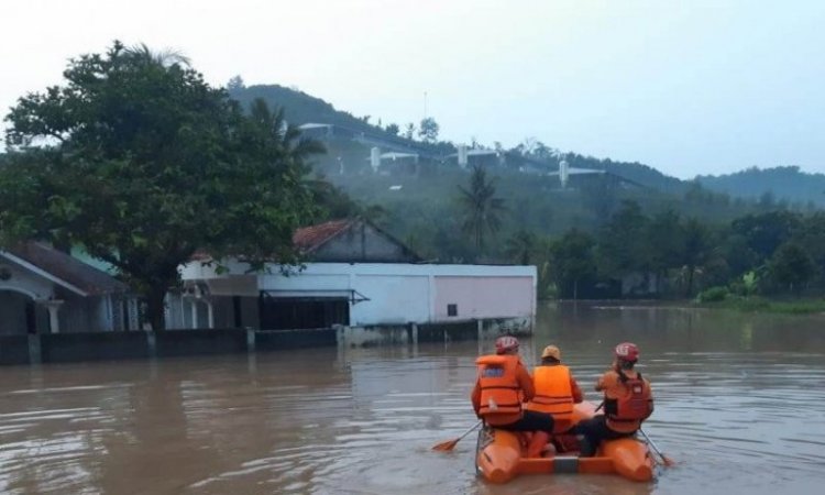 Warga Dua Desa di Cianjur Terpaksa Mengungsi Lantaran Banjir