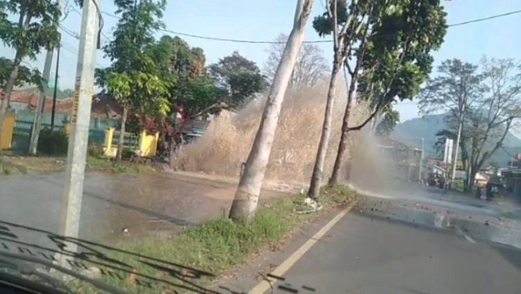 Pipa SPAM Gambung Bocor di Jalan Raya Lingkar Sadu Soreang