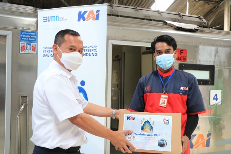 Bantu Porter Stasiun se-Indonesia, KAI Hibahkan Rp320 Juta 