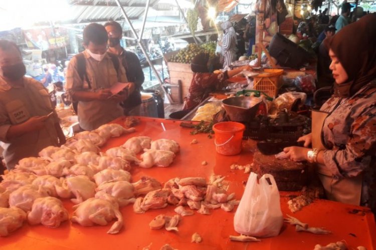 Jelang Lebaran, Harga Daging Ayam dan Bawang Merah di Bandung Alami Peningkatan