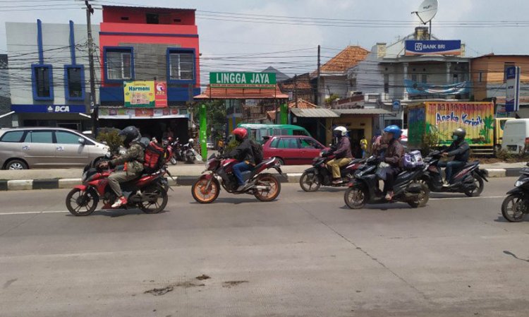 Pemudik Sepeda Motor Mulai Terlihat di Jalan Raya Bandung-Garut