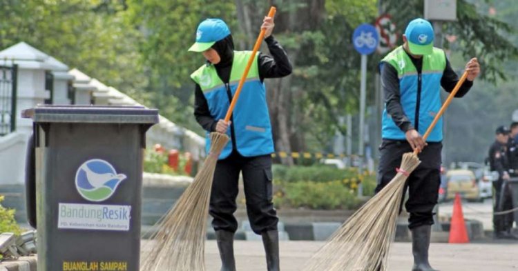 426 Petugas Kebersihan Malam Hari Raya Diterjunkan Pemkot Bandung