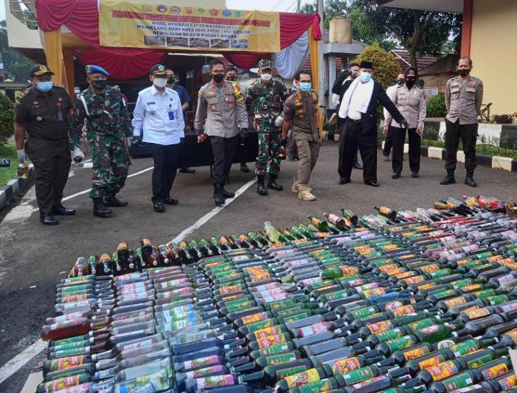 Terbesar Sepanjang Sejarah, Polres Bogor Musnahkan 50.894 Botol Miras