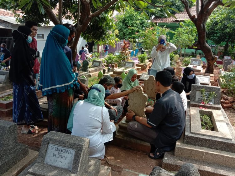 Warga Cirebon Masih Ramai- ramai Ziarah ke Pemakaman
