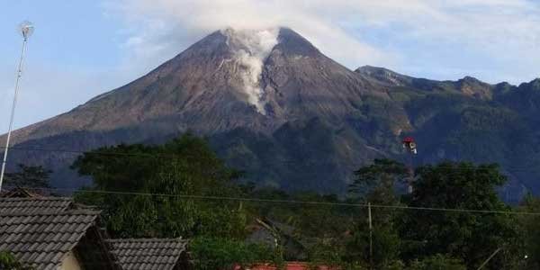 Gunung Merapi Luncurkan Awan Panas Hingga 2 Km