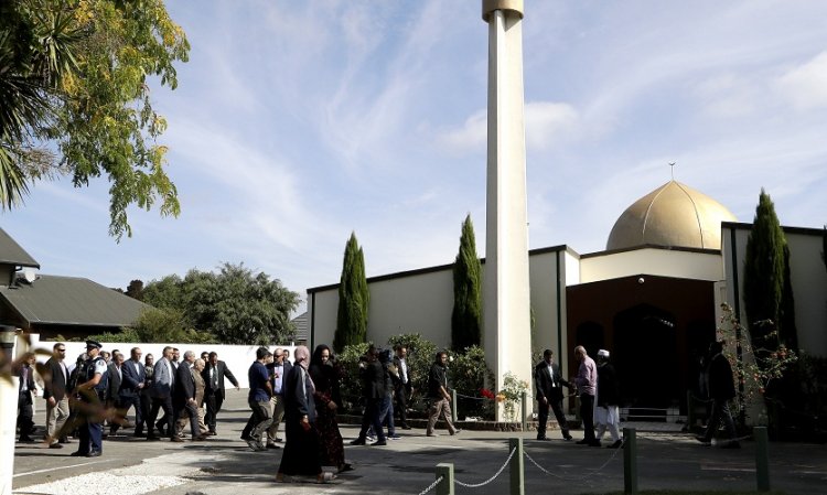 Kontroversi, Hukum Orang Kafir Masuk ke Masjid