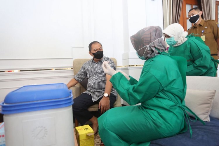 Wali Kota Bandung Jalani Vaksin Dosis Kedua