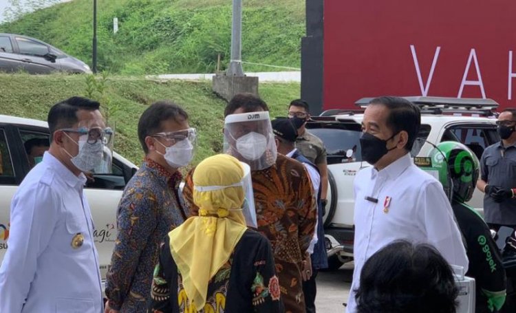 Presiden Jokowi Tinjau Sentra Vaksinasi Indonesia Bangkit