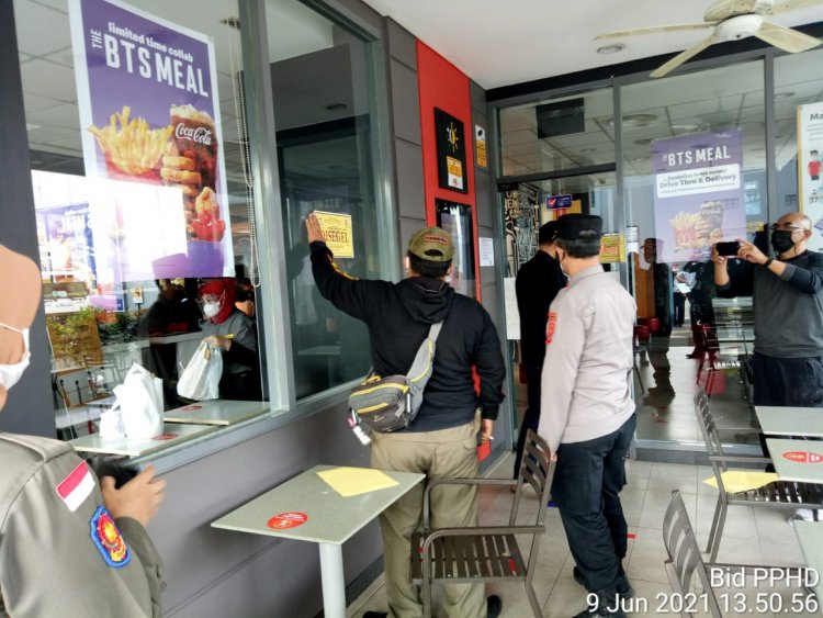 Satpol PP Kota Bandung Pastikan Masih Menutup Tiga Gerai McD
