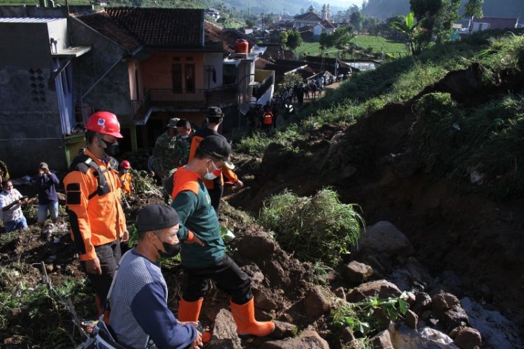 Pemkab Bandung Respon Cepat Banjir Desa Alam Endah  Kecamatan Rancabali