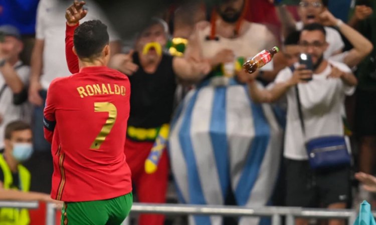 Lucu...Ronaldo Dilempar Botol Coca-Cola