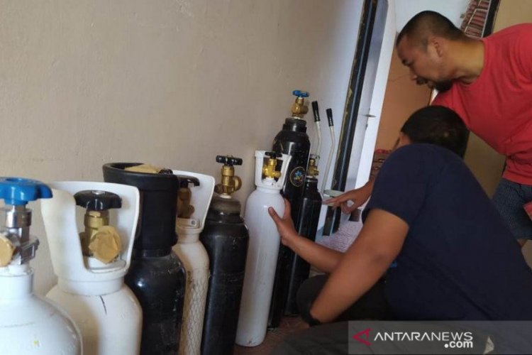 Pemilik Apotek di Cianjur Tambah Stok Tabung Oksigen Setiap Hari